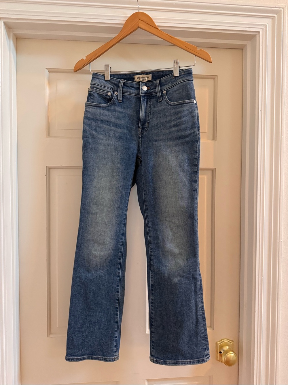 Madewell Curvy Kick Out Crop Jeans in a classic medium blue wash, size 25